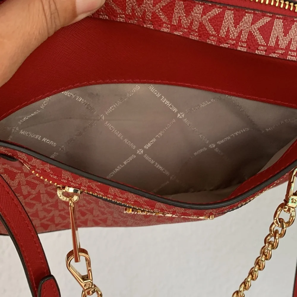 Michael Kors crossbody purse with removable chain lots of pockets